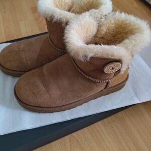 UGG Tan Short Shearling Winter Boots - 7 US/38 EU